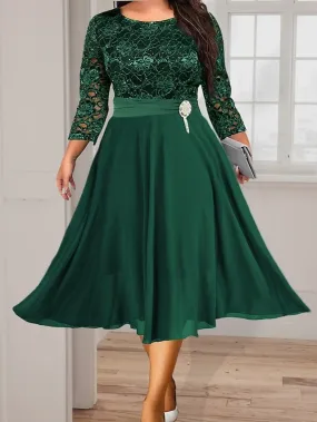 Green Lace Party Dress for Plus Size Women with 3/4 Sleeves and V-Neck